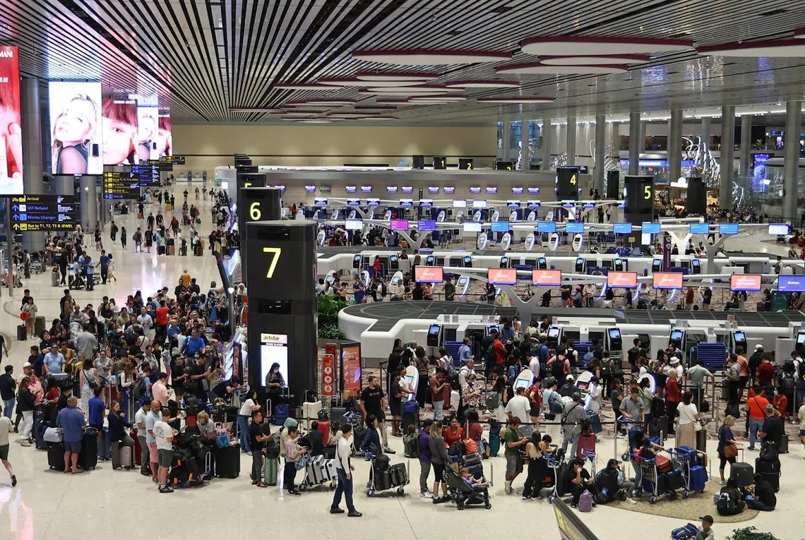 樟宜机场第四搭客大厦离境大厅的人龙，可说是拜7月19日这场全球网络大瘫痪所赐。（联合早报）