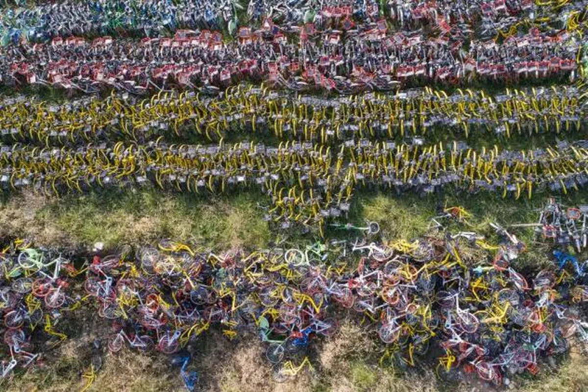  这是在郑州的一个空院内，当地政府将随意停放的脚踏车全部堆集于此。（互联网） 