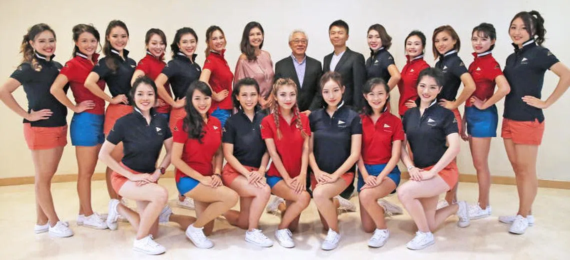 潮州美姐选美赛筹委张思丽（后排左七）、主席曾建权、副主席黄亮，与其中18名决赛佳丽合影。