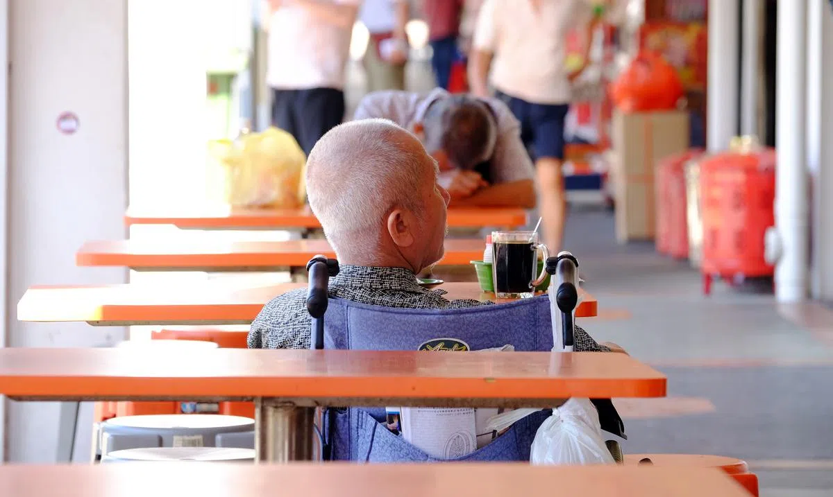  85岁的人当中，高达一半将会是失智症患者。图为一名坐轮椅的老人，独自在咖啡店喝咖啡（联合早报） 