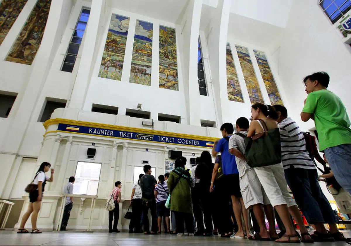 丹戎巴葛火车站建筑内部有许多美轮美奂的装饰壁画。（海峡时报）