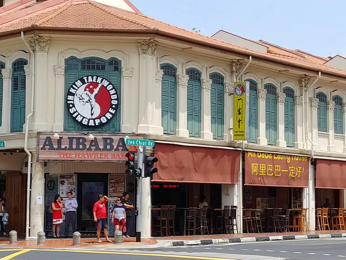  Alibaba的英文名字后面多加一个橙色的R字母，中文则不变。（张丽苹摄） 