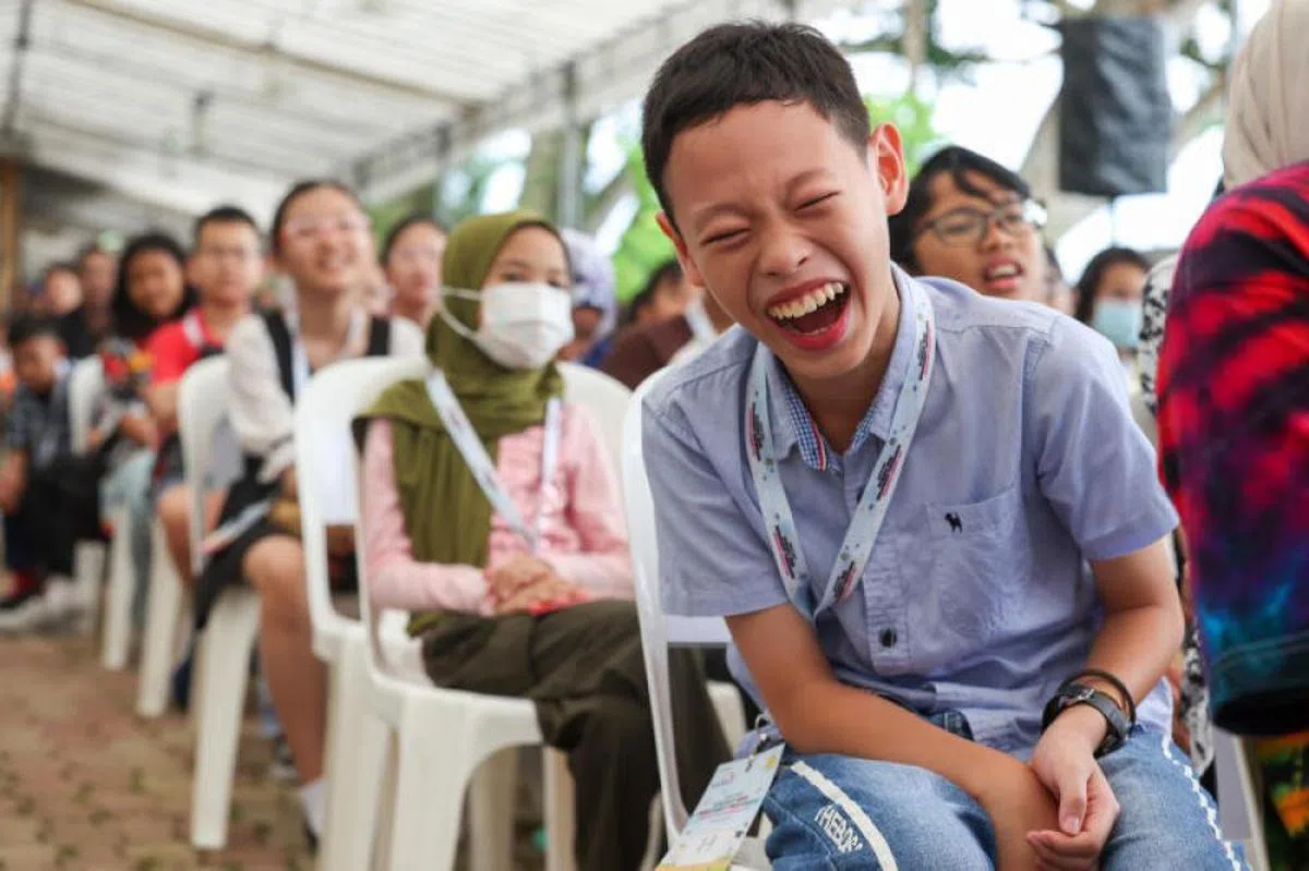 西北社理会于2023年11月19日在新加坡动物园为来自16所小学超过200名完成西北学生深广课程（SWEP）的小三至小六生举行毕业典礼。学生们在毕业典礼开始前观看魔术表演，被逗得开怀大笑。（联合早报）