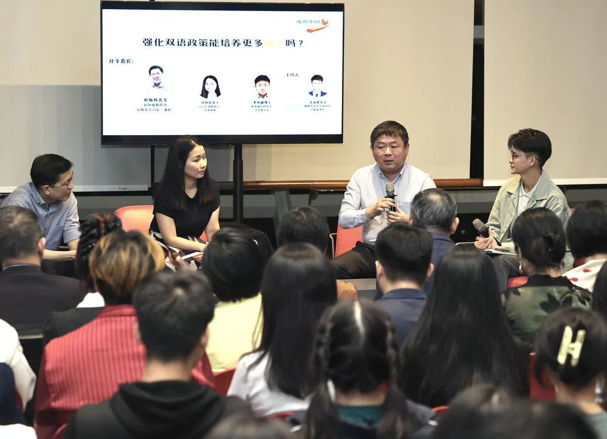 出席《强化双语政策能培养更多‘精华’吗？》座谈会的三名嘉宾，依次为（左起）：教育部副教育总司长（课程）孙振炜、Gard保赔协会高级律师许玮芬、新加坡社科大学中文系主任李伟雄博士。最右边的是座谈会主持人通商中国青年组成员王永昌。（联合早报）