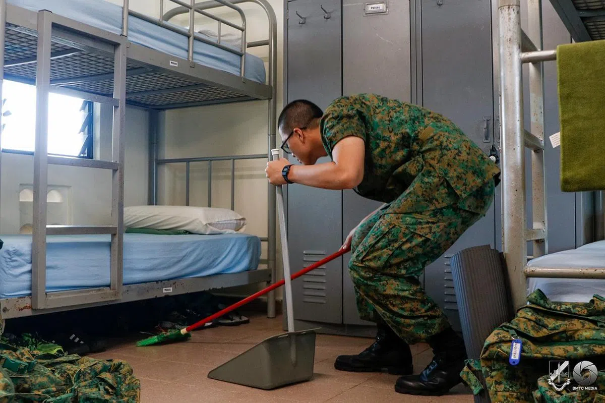 离开军营前，新兵必须将军营打扫干净，即使在家没做过半点家务也一样。（取自基本军训中心脸书）