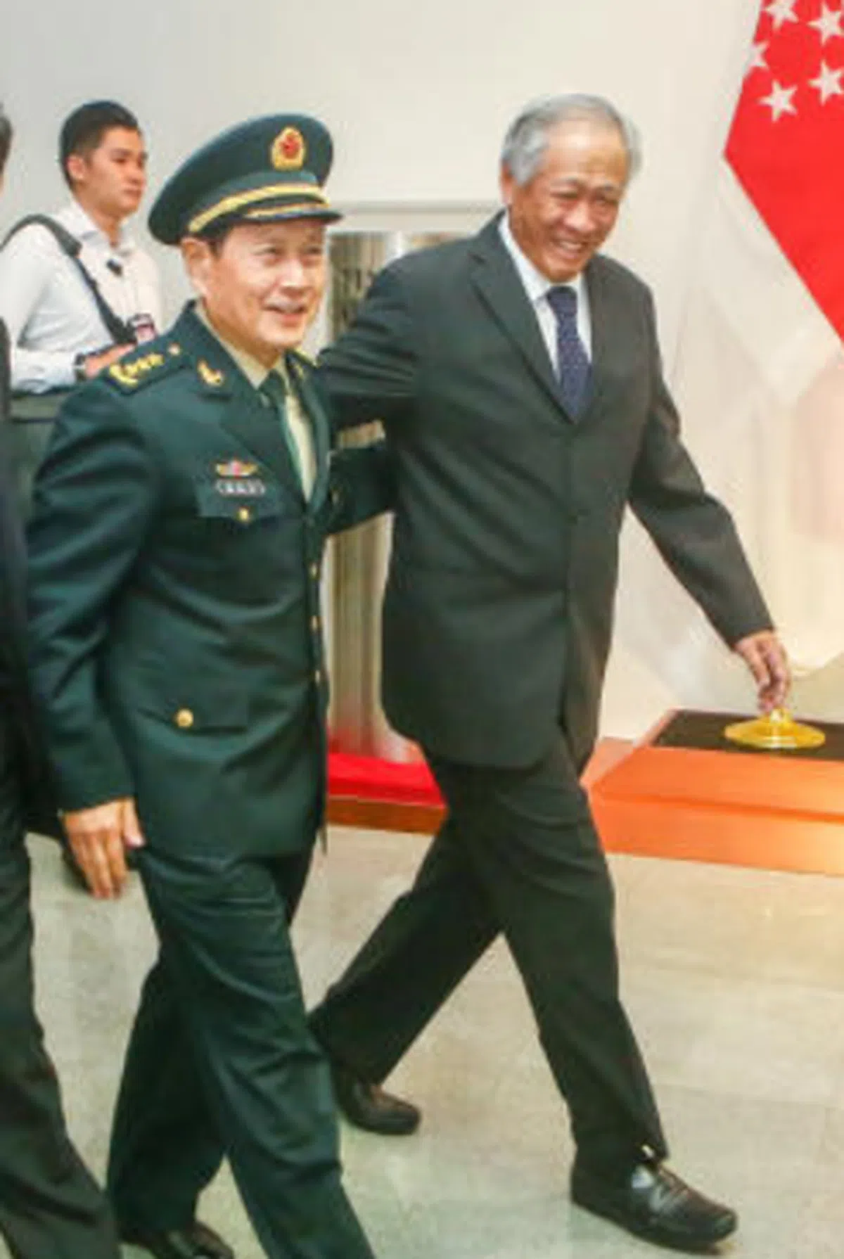  到访新加坡的中国国务委员兼国防部长魏凤和（左）昨天在国防部受到我国国防部长黄永宏医生（右）的欢迎。（联合早报） 