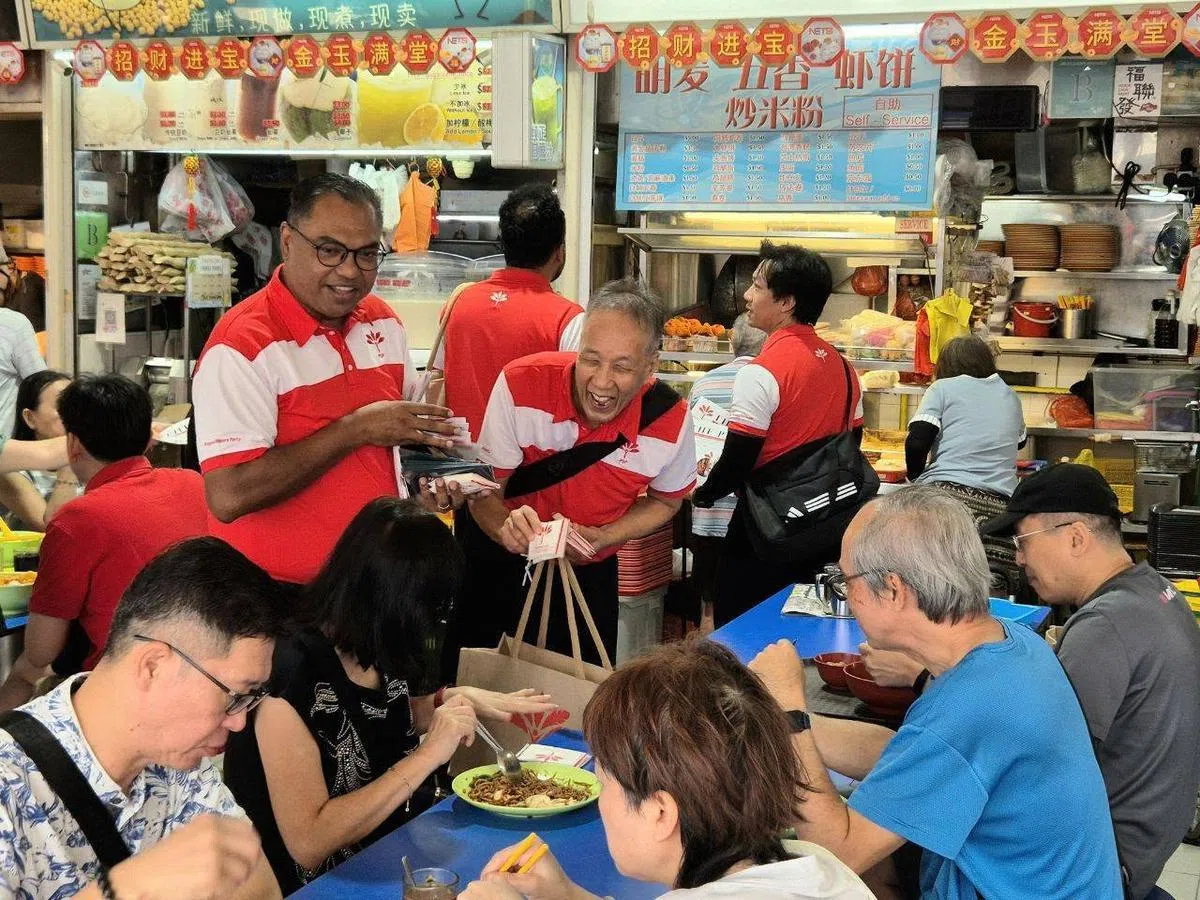 前进党的义工给选民派纸巾。（取自Progress Singapore Party脸书）