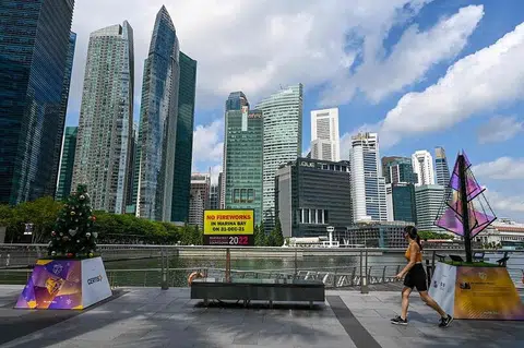 新加坡正在摆脱德尔塔（Delta）毒株所引发的传播潮，但是新毒株奥密克戎（Omicron）的浪头却已经拍过来了。（法新社）