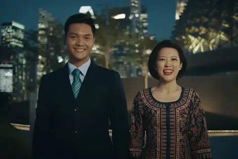 新航最新的安全示范视频，由一名空少搭配身穿经典卡峇雅的空姐，为乘客介绍安全须知。