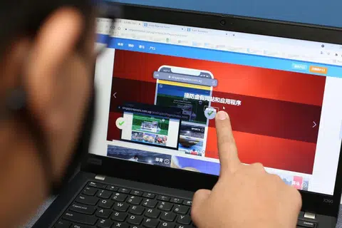 （示意图）诈骗集团伎俩层出不穷，公众须保持警惕。（联合早报）