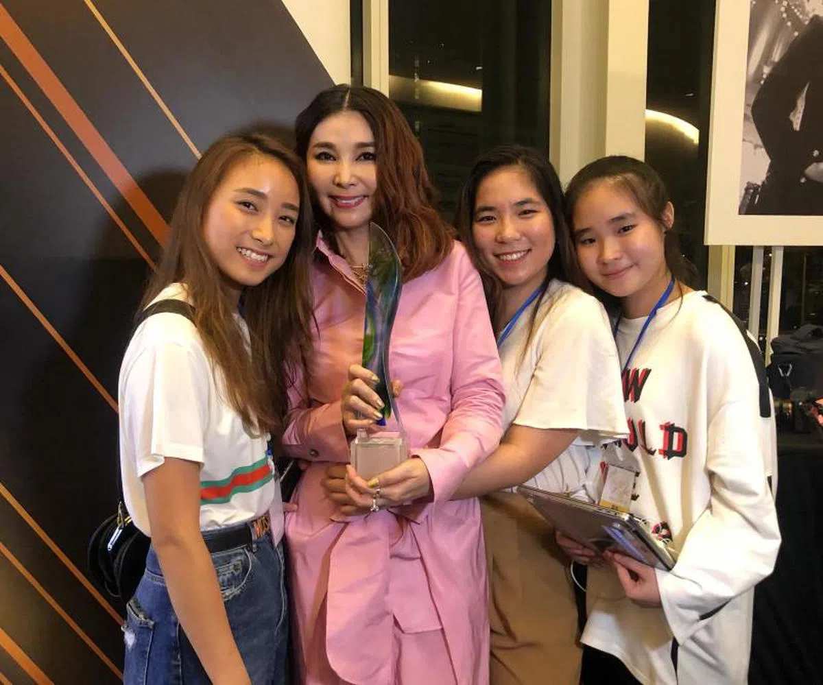  陈秀环获奖后与三名女儿合照。（互联网） 
