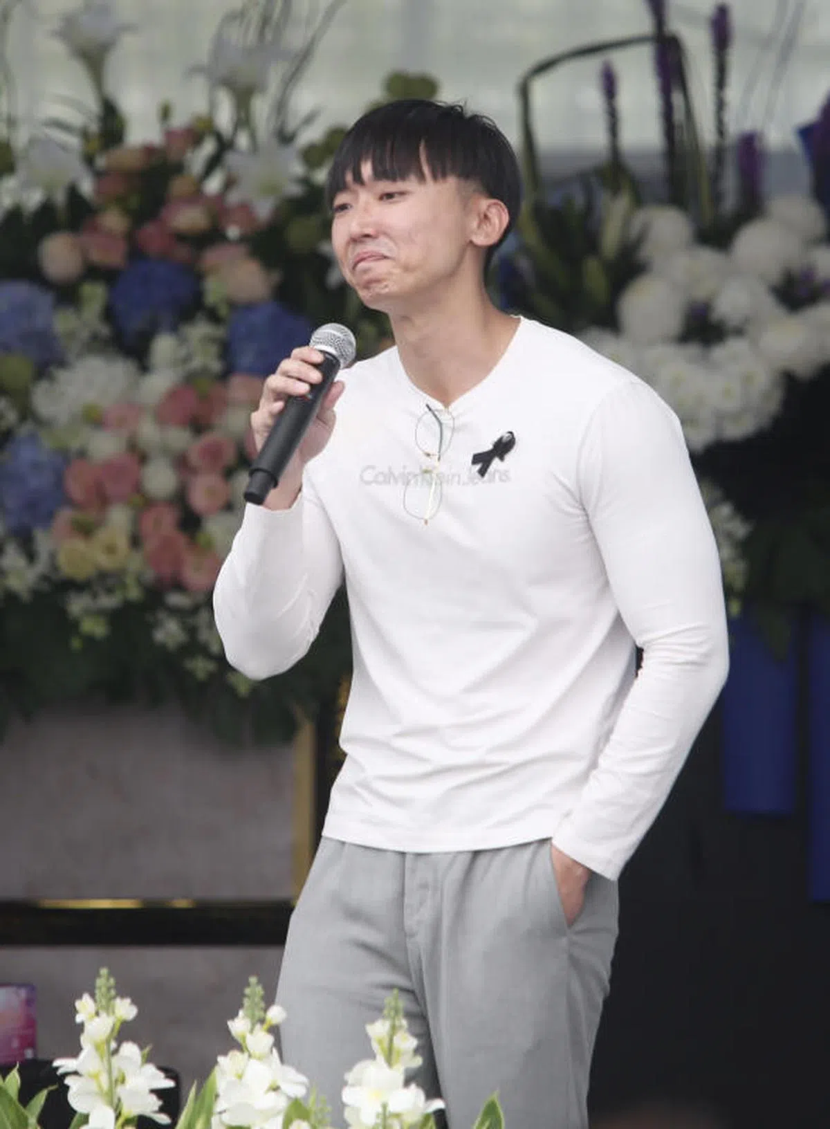  冯伟衷的大哥伟健忍泪为弟弟“小瓜头”致悼词。（联合早报） 