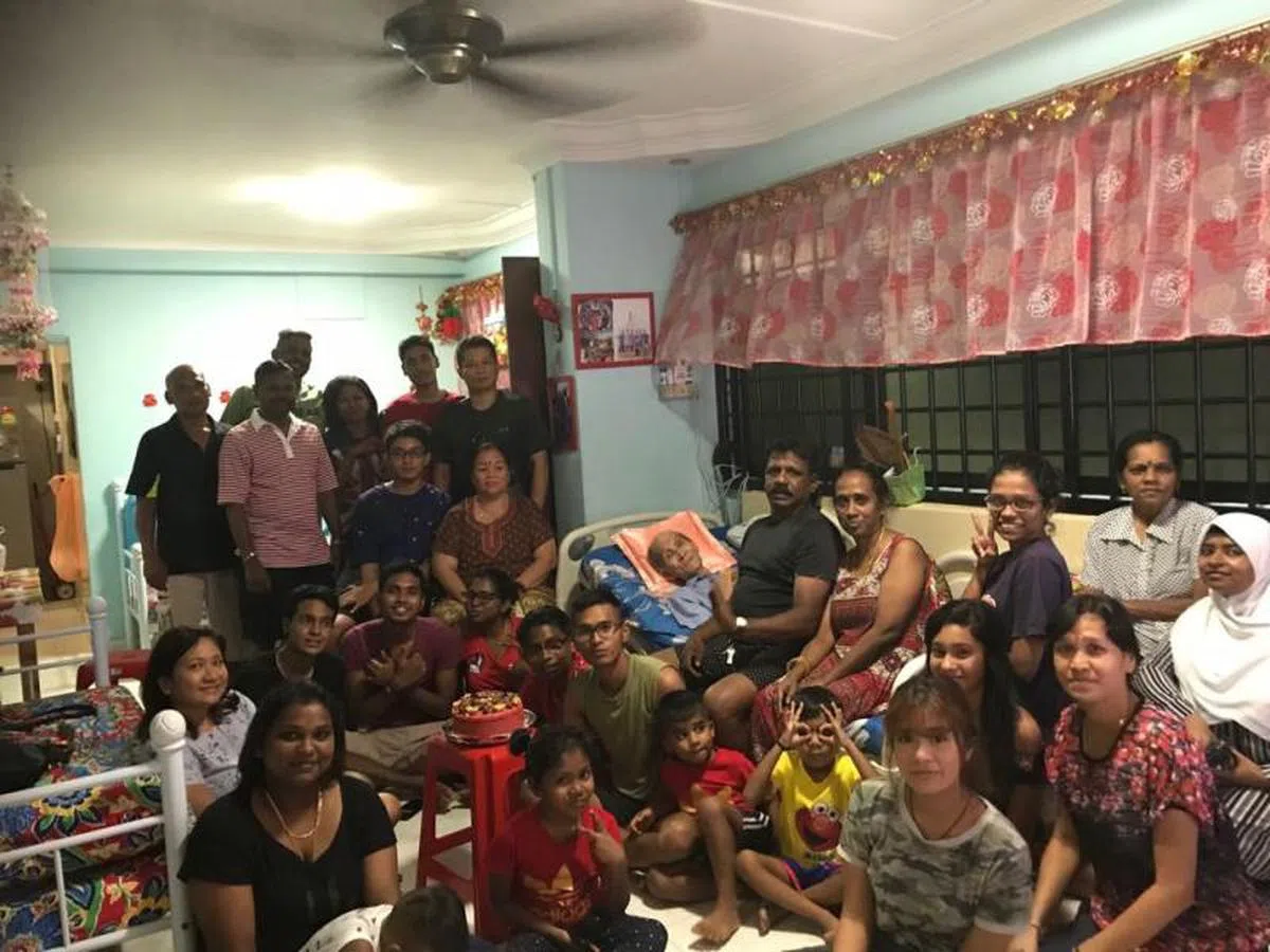  高龙吉（躺在病床上）与家人今年农历新年的合照。（受访者提供） 