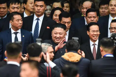 朝鲜领导人金正恩抵达中越边境城市同登。（法新社）
