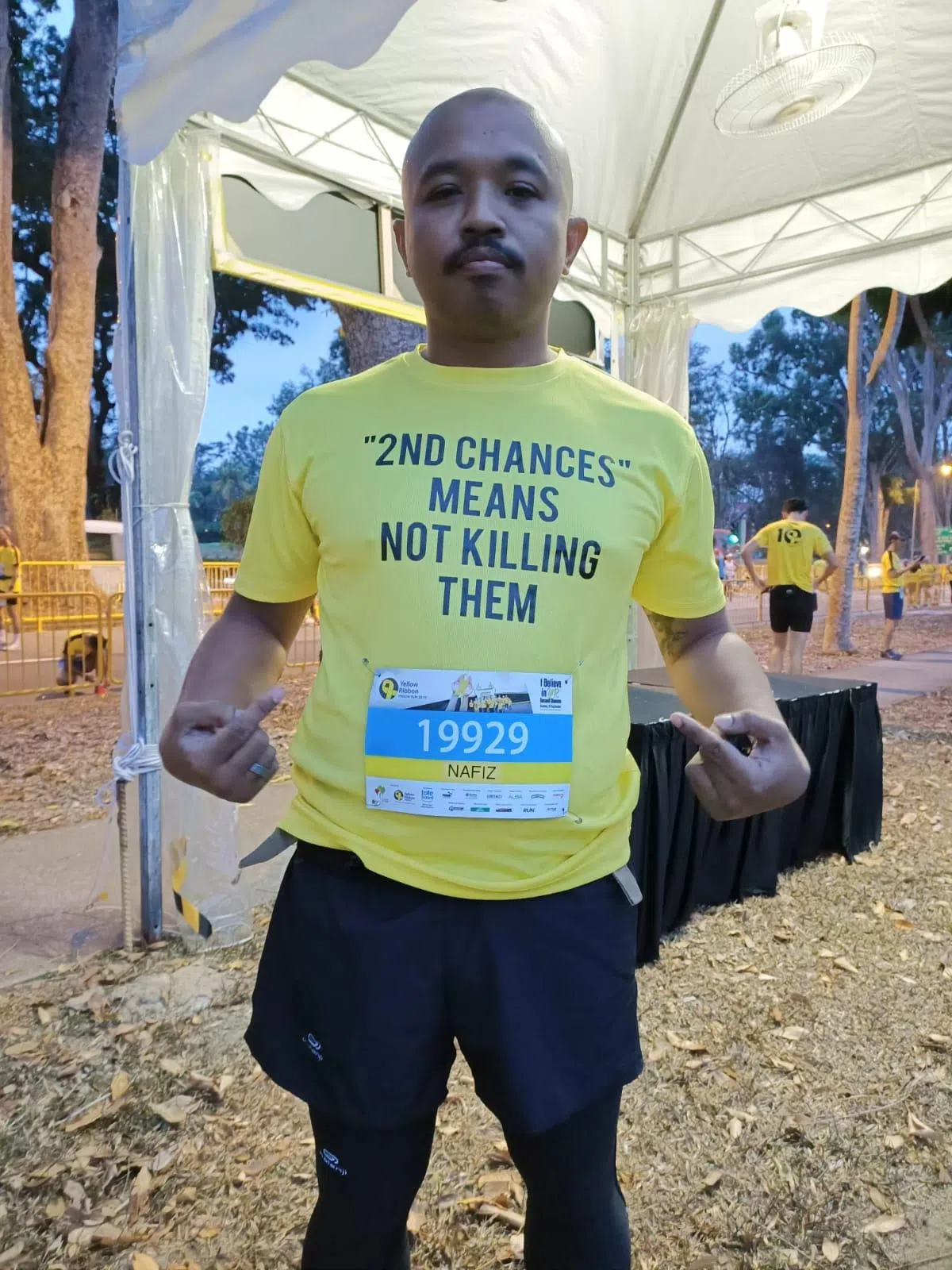  纳菲兹在义跑当天穿上黄色印有反死刑标语的上衣。（纳菲兹面簿） 