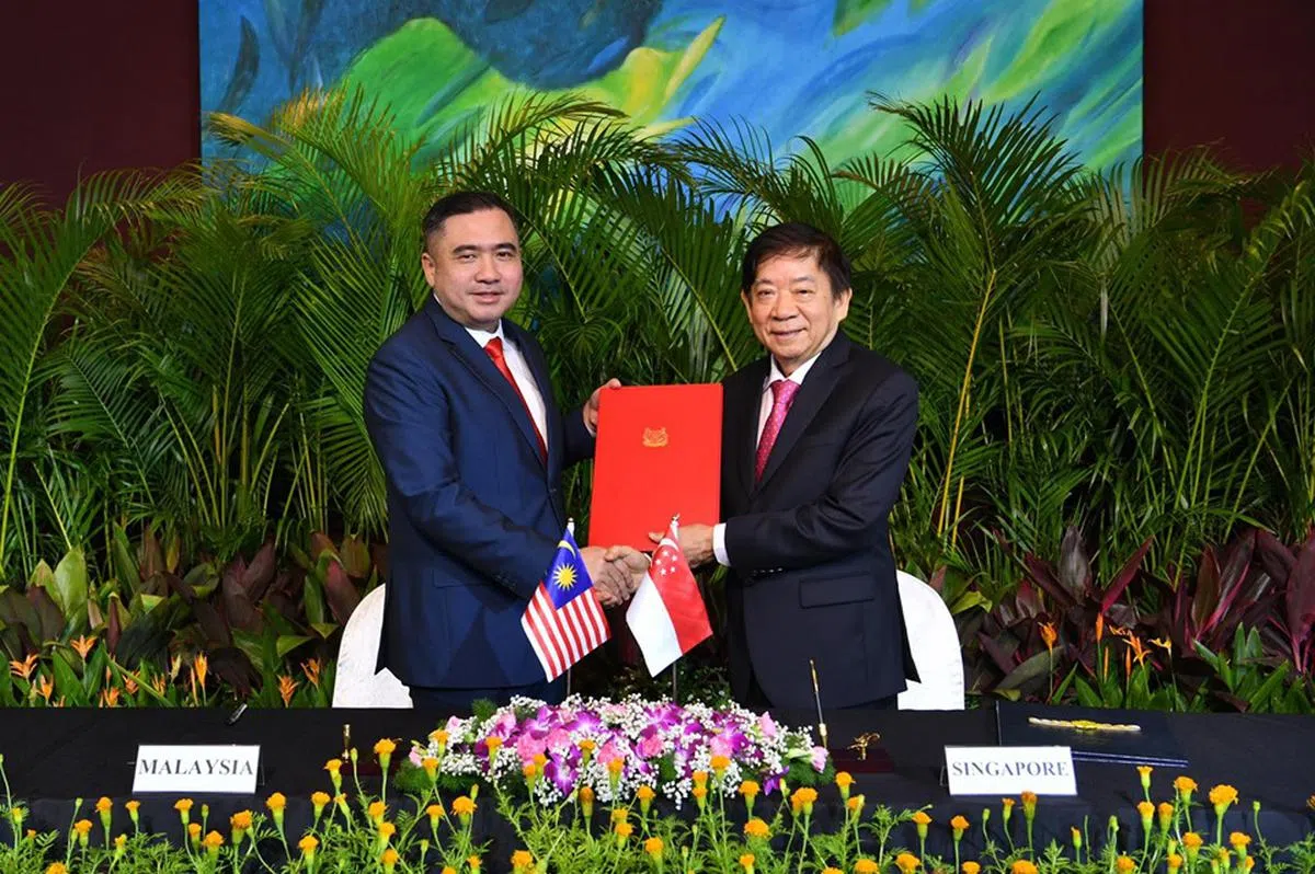  许文远（右）与陆兆福（左）代表新马签署新柔地铁计划补充协定。（许文远面簿） 