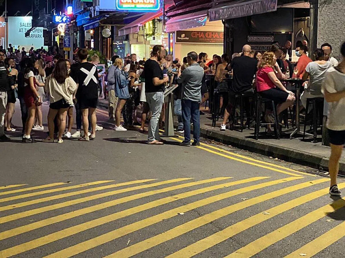  解封第二阶第一天（6月19日），位于荷兰村一带罗弄曼蒙（Lorong Mambong）的British Indian Curry Hut餐馆外，当天晚上就出现了大批公众聚集，在户外餐区喝酒、用餐。很多都是年轻的面孔。（取自面簿） 