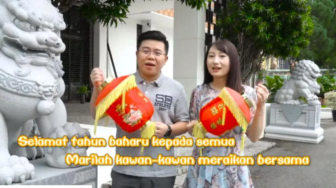 中国驻马国使馆青年外交官大展歌喉，大秀马来语，拍摄一个改编版的新年MV向马国民众拜年。（面簿截图）