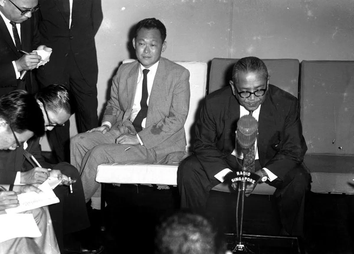  马来西亚首相东姑阿都拉曼（右）在出发飞英国谈商前，于1962年7月15日在巴耶利峇国际飞机场举行记者谈话会。左为新加坡已故建国总理李光耀。（南洋商报） 