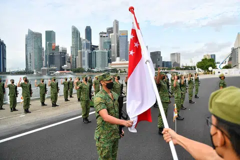 每年新入伍的新兵都得接受基本军训。（海峡时报）