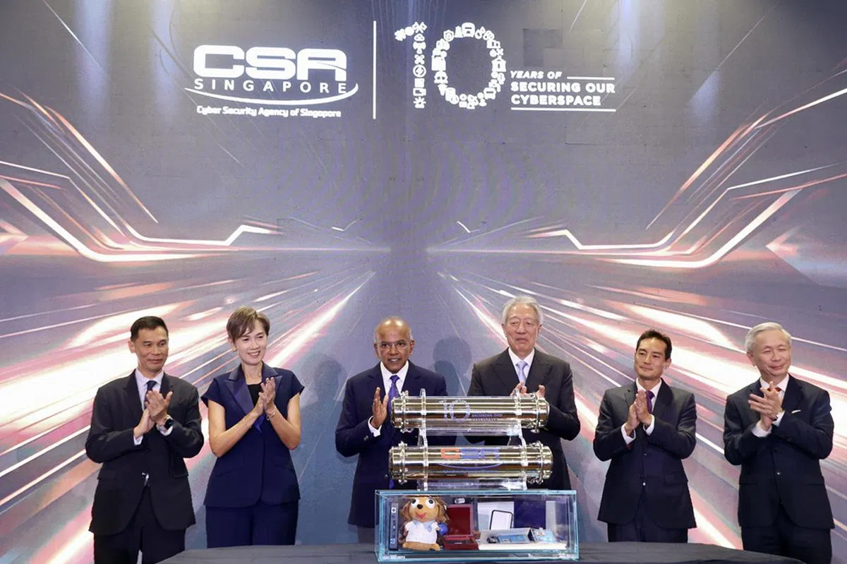 国家安全统筹部长兼内政部长尚穆根（左三）在新加坡网络安全局成立10周年晚宴上透露，政府早前发现一个国际黑客组织已入侵我国一些关键基础设施。（联合早报）