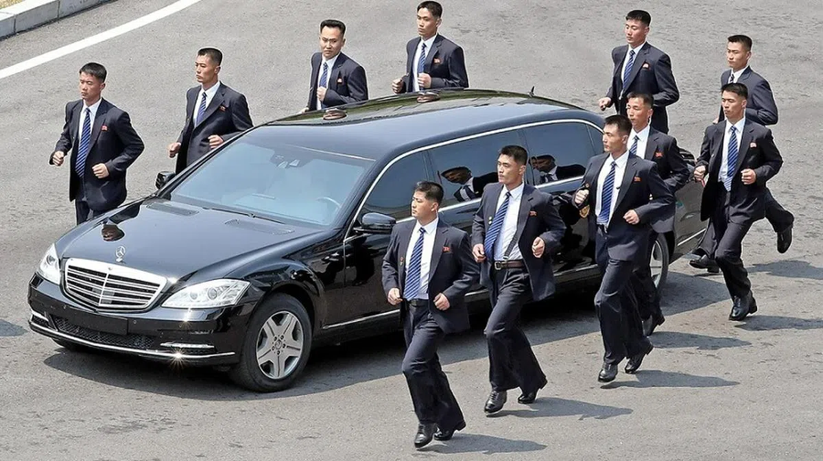 说到保镖，不得不提为朝鲜最高领导人金正恩保驾的十多名“黑衣人”。（路透社）