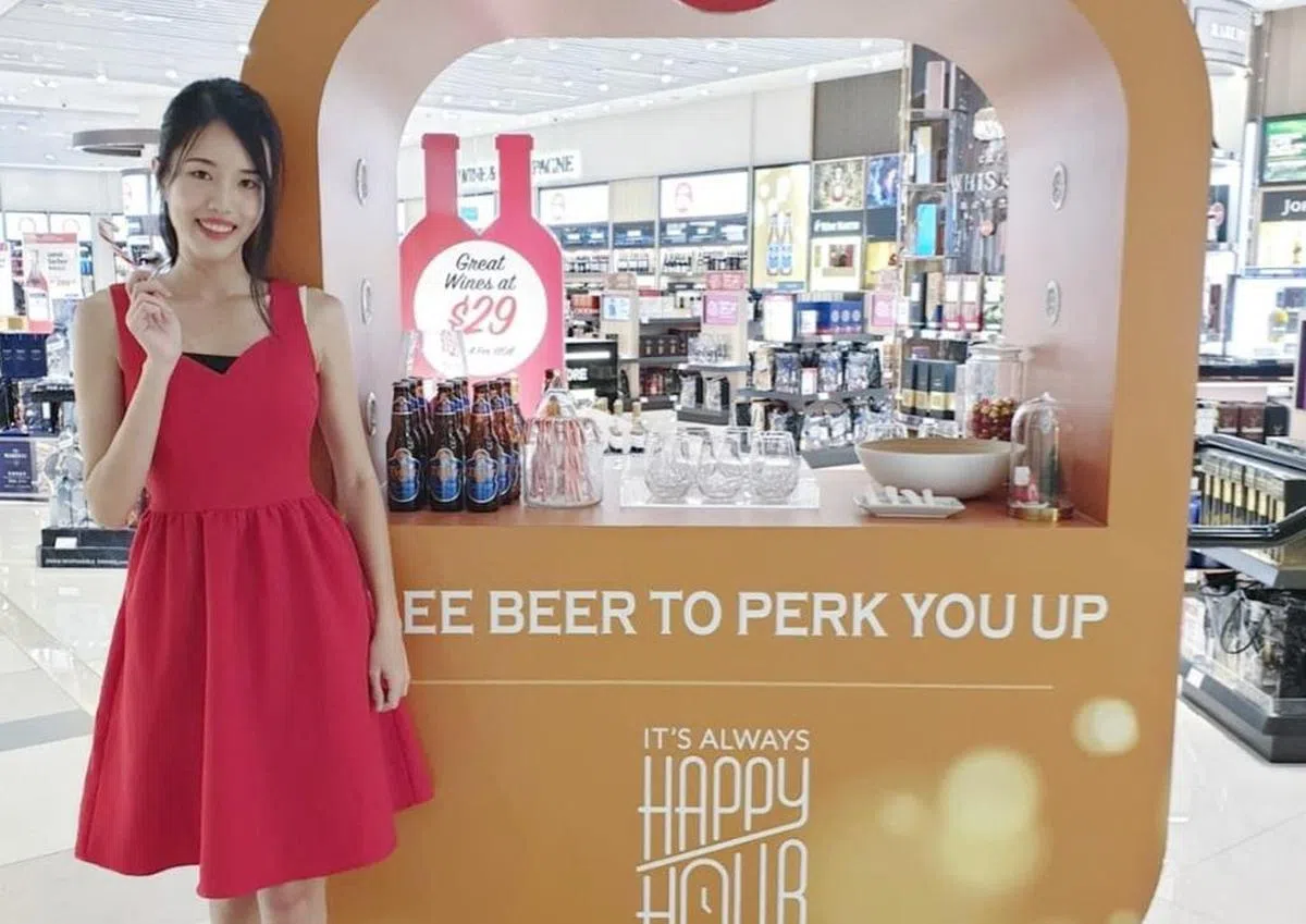  Regine在2015年时，在樟宜机场内推销啤酒。（Regine提供） 