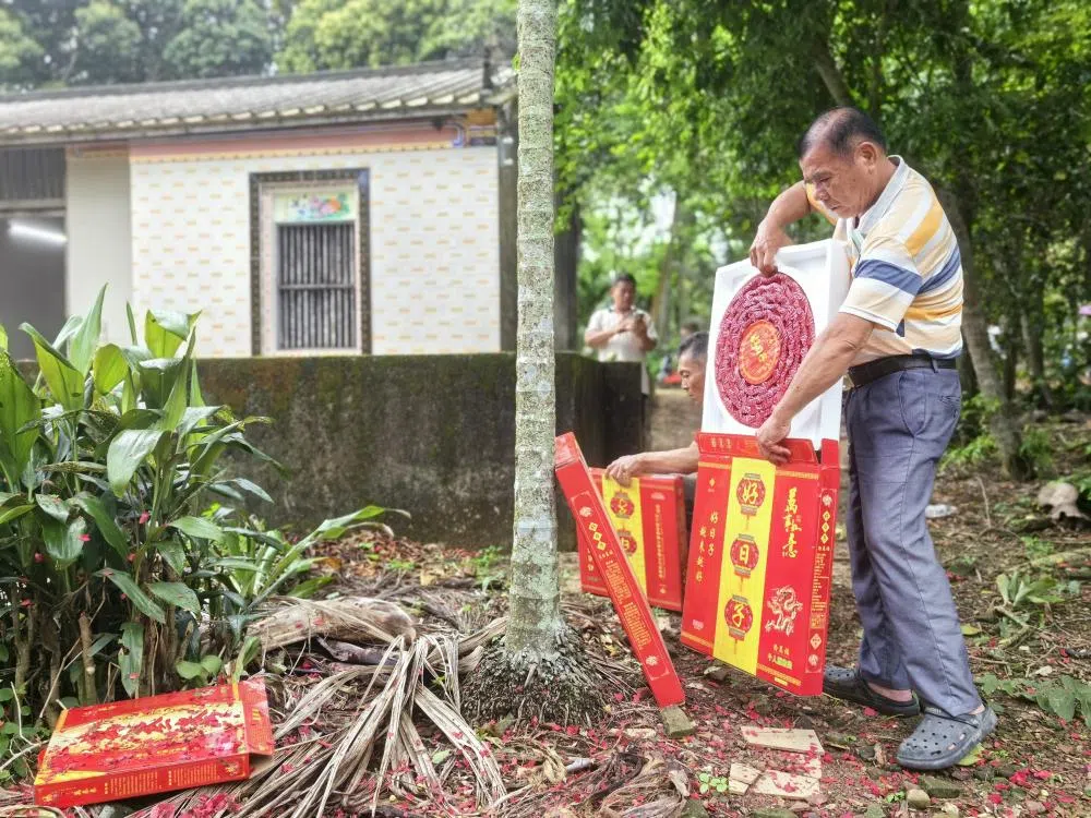 他们也准备了四大包鞭炮祭祖。（黄良丰提供）