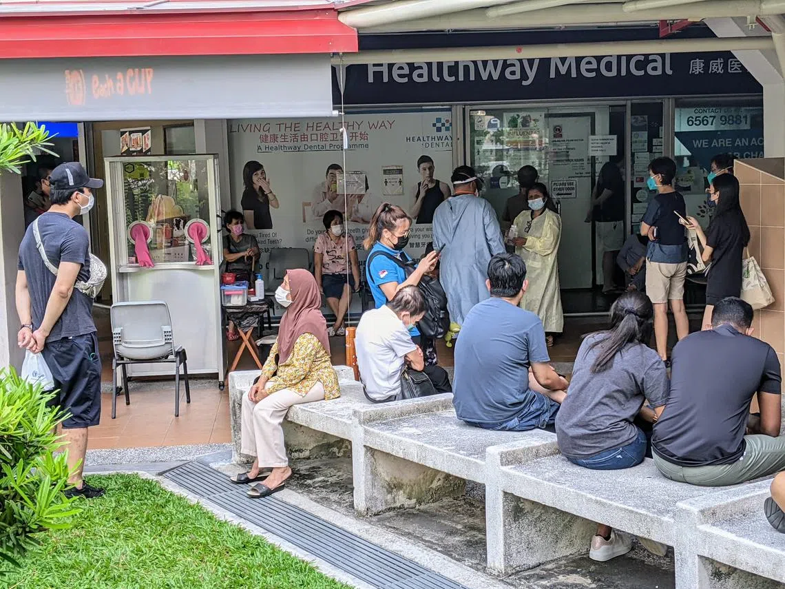 近日本地冠病确诊人数激增，不少诊所人满为患。（联合早报）