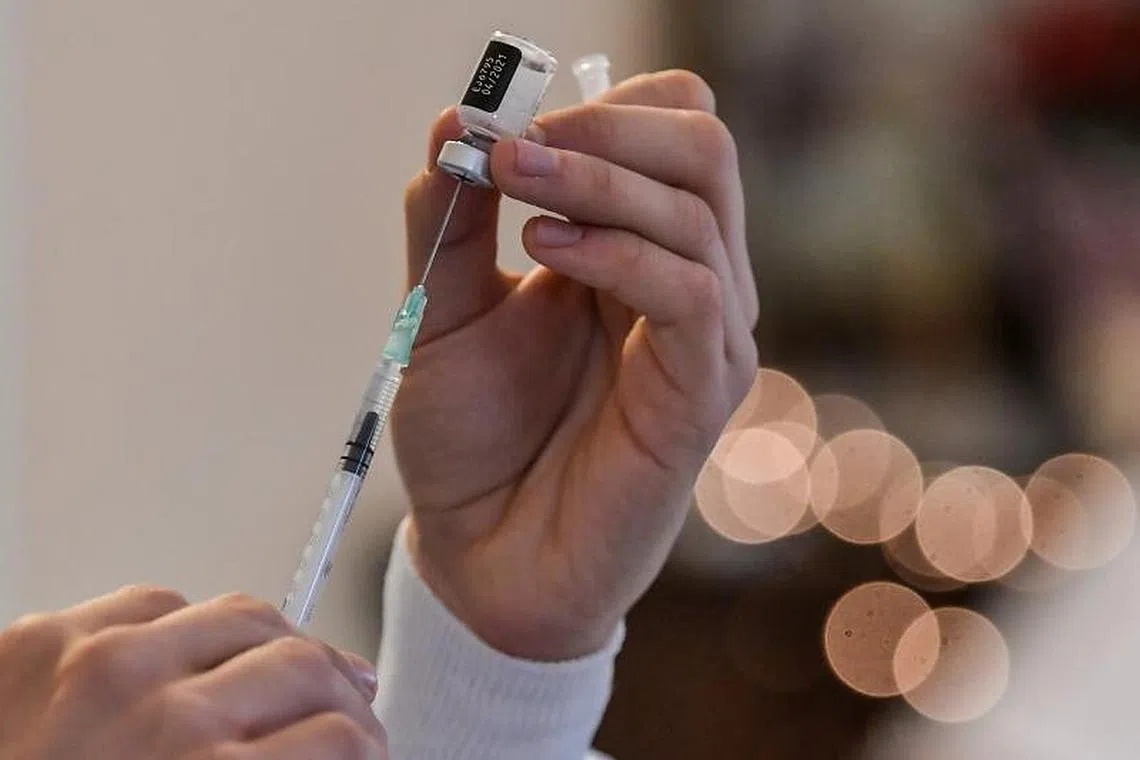 颜金勇：“全球疫情形势持续不稳定，接种疫苗是保护自己和至亲的关键‘盾牌’”。（法新社）