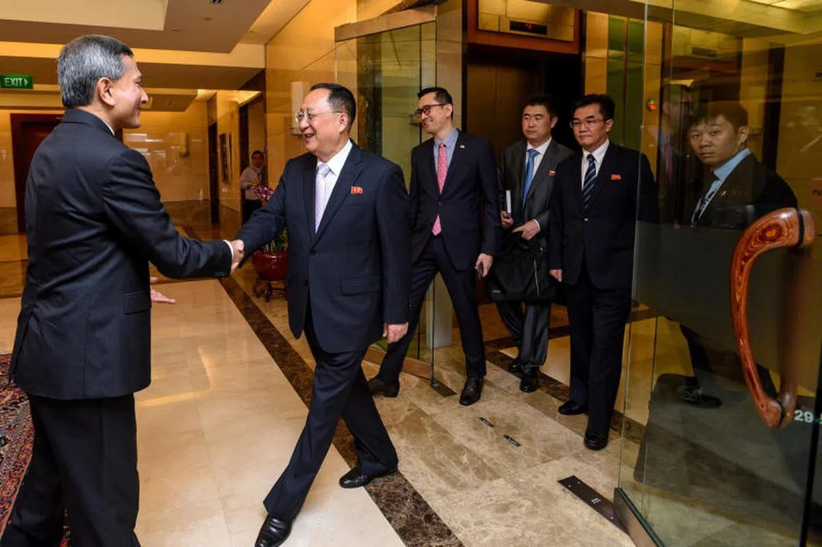  我国外长维文会见到访的朝鲜外长李勇浩 。（新加坡外交部提供） 