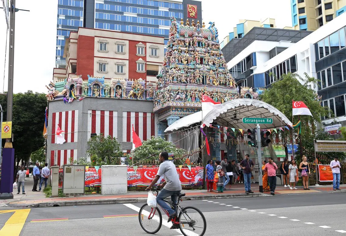 维拉玛卡里雅曼印度庙坐落在实龙岗路，为本地历史最悠久的印度庙之一，并在2014年获列为受保留建筑，也是外国游客到访小印度时的必访景点之一。（海峡时报）