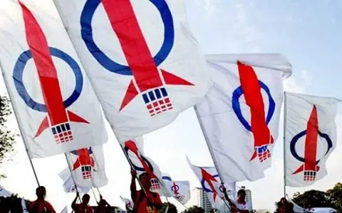 希盟在此次砂州选遭遇空前重挫，上阵62席仅靠民行党（图）赢得2个席位。（东方日报）