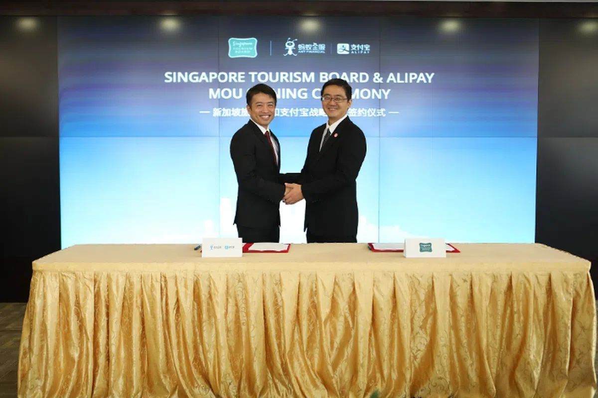  支付宝和新加坡旅游局签署合作备忘录，双方将共同通过支付宝的创新服务提升中国游客在新加坡的旅游体验。（互联网） 