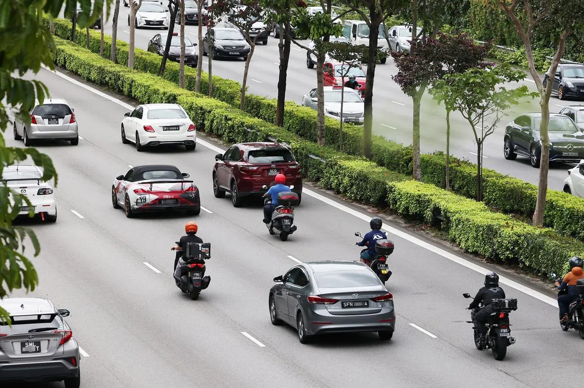 要实现“减少用车”的愿景，除了控制车辆数量，还须减少碳排放。（联合早报）