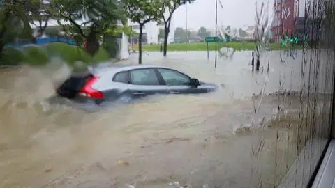 一辆汽车于大雨中在樟宜路上段抛锚。（慈母舰）