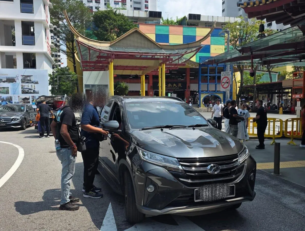 确保新马业者在同一平台公平竞争，是合法化的先决条件。图为一辆遭陆交局人员取缔的跨境霸王车。（陆路交通局）