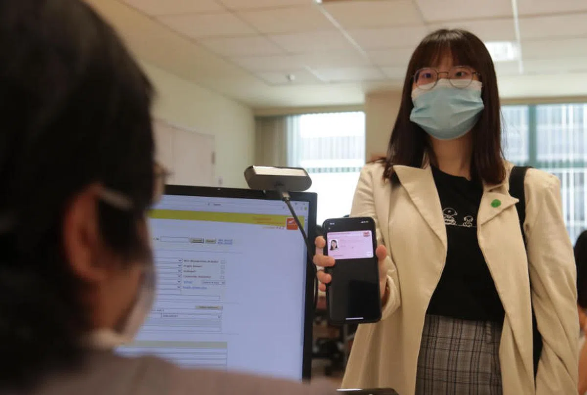 从2021年11月1日起，公众到综合诊疗所可使用SingPass应用的数码身份证来验证身份，到政府机构柜台办理手续也能这么做。(联合早报）