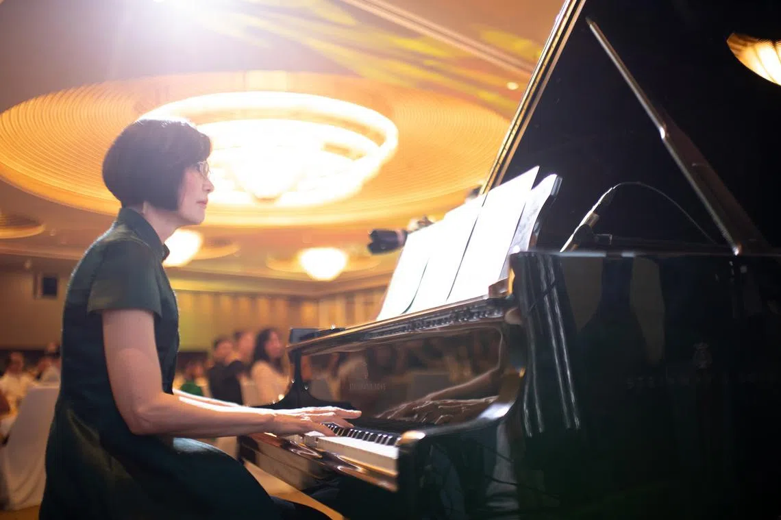 王瑞杰副总理的夫人章慧霓为她担任主席的慈善团体中风援助站（Stroke Support Station，简称S3）筹款，在晚宴上露了两手，为男高音歌唱家庄杰进行钢琴伴奏，赢得满堂掌声。（联合早报）