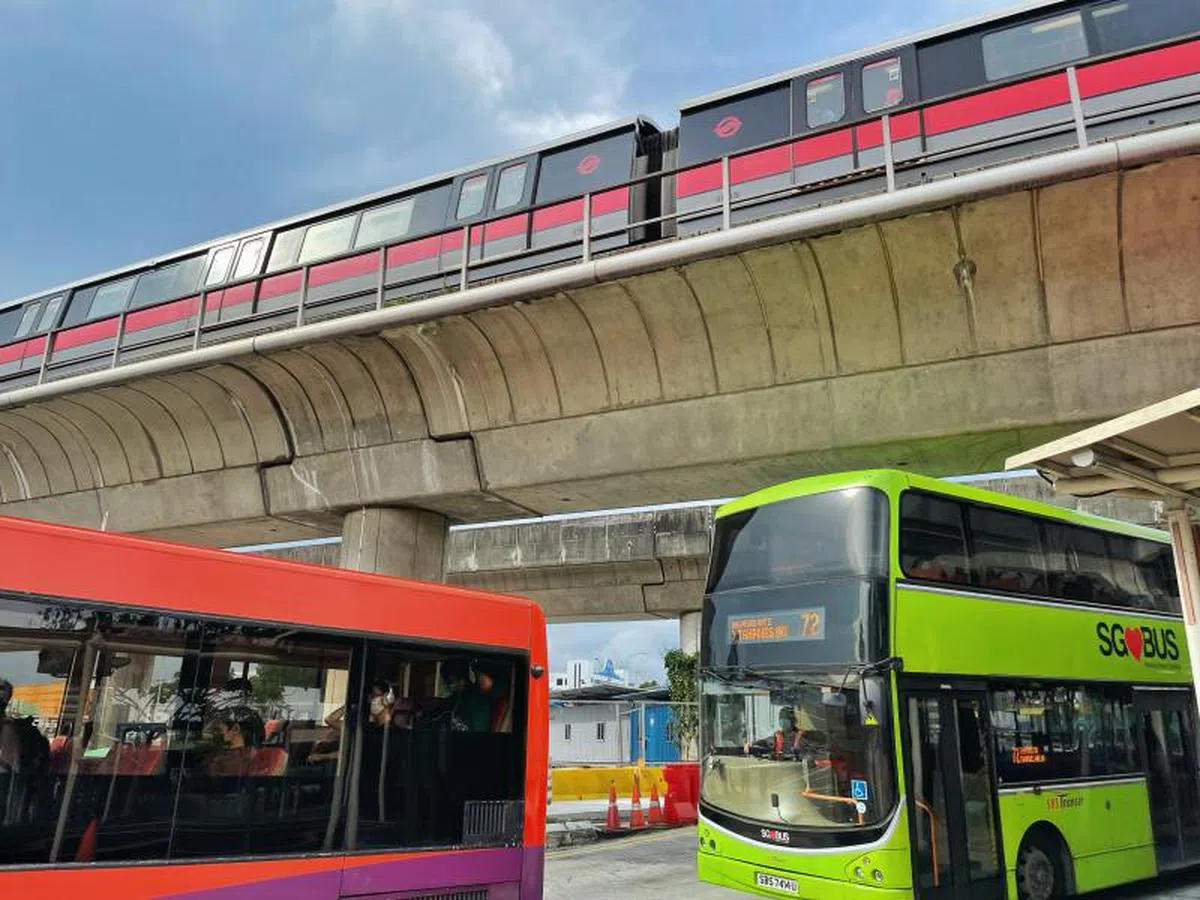  本地居民使用公共交通工具上班的比率稳步上升。（联合早报） 