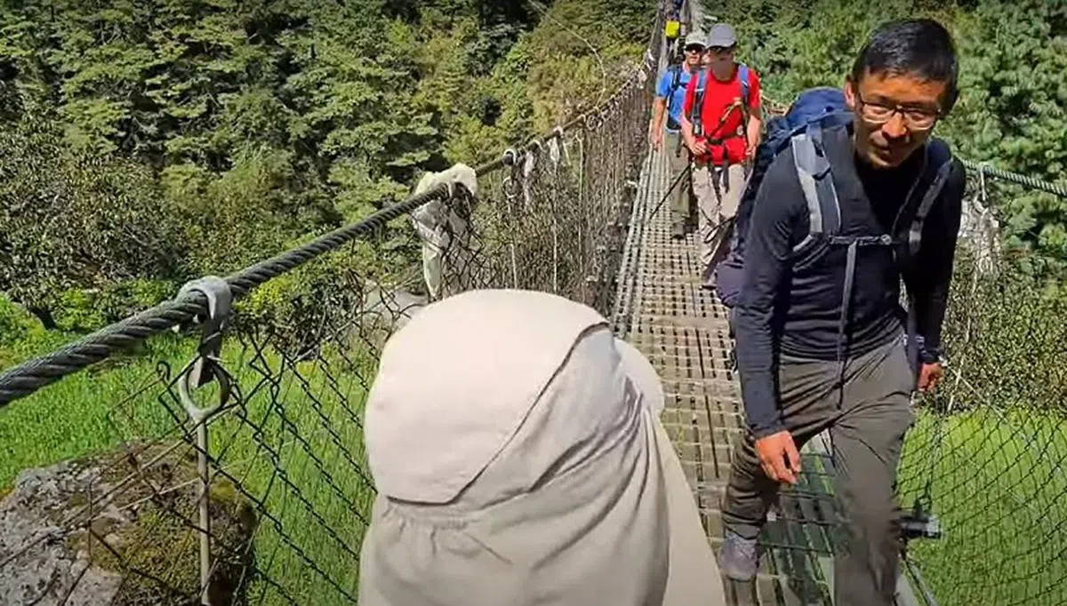 每当见到奥姆跟随父母跋涉的踪影，其他登山者都非常惊喜。（YouTube视频截图）