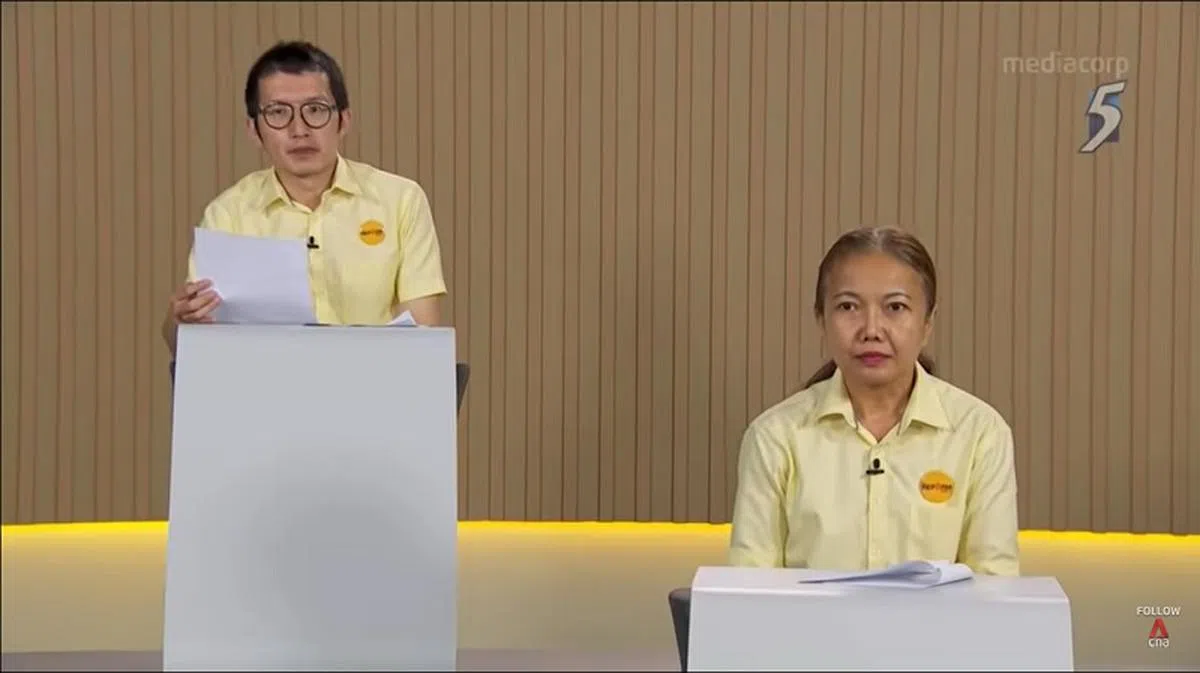  革新党7月3日派出两名候选人杨耀辉（左）和诺莱尼代表宏茂桥集选区参加电视竞选广播。（视频截图） 