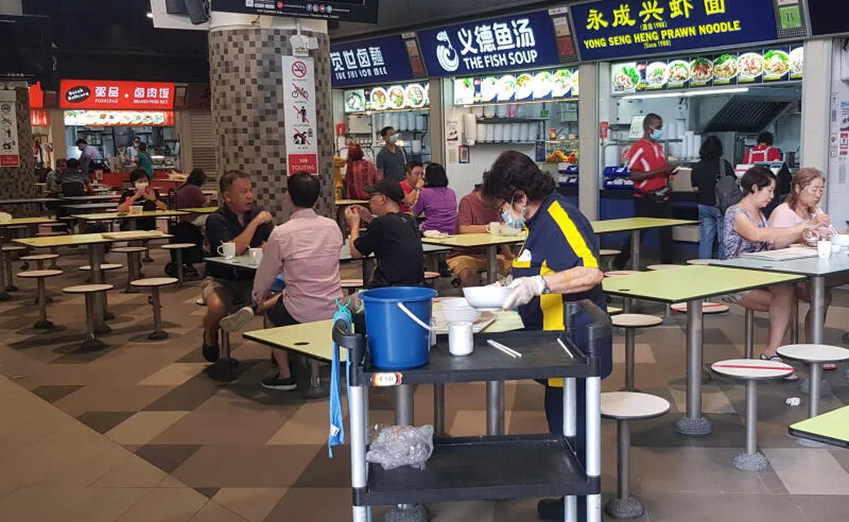  收碗和洗碗工都属于低收入群体。（联合晚报） 