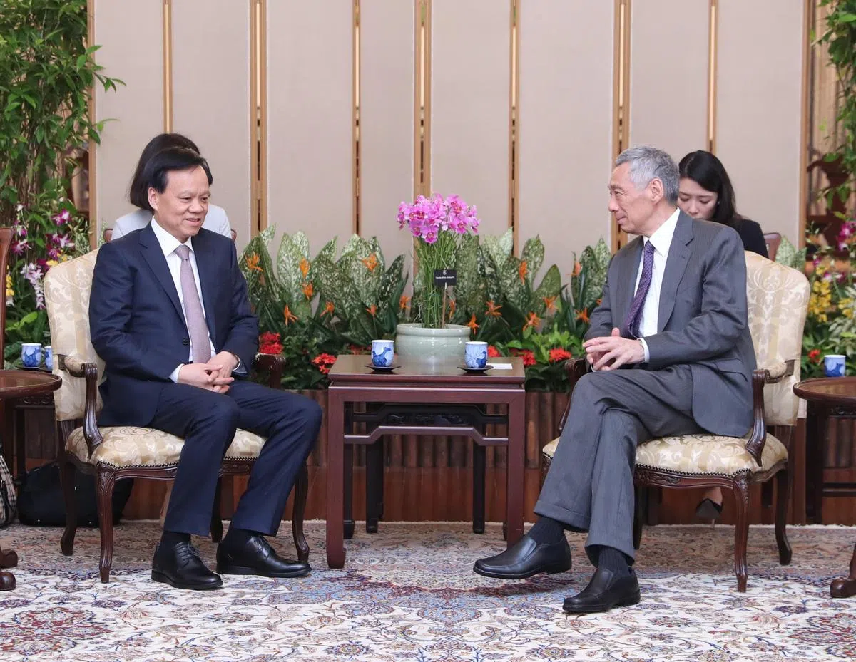  李总理（右）与陈敏尔（左）在总统府进行会谈。（通讯及新闻部） 