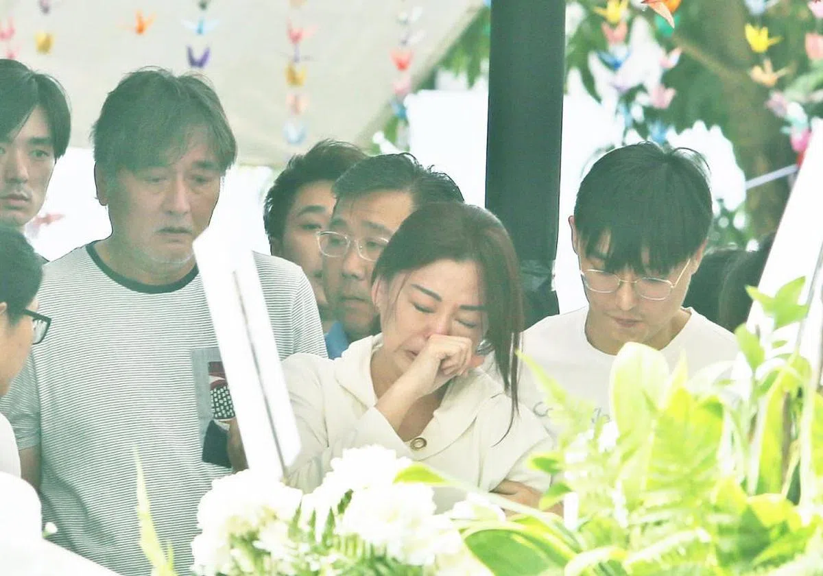  白发人送黑发人人。1月27日冯伟衷出殡当天，冯妈妈抱着儿子棺木哭断肠，站在冯妈妈身旁的是冯爸爸（没戴眼镜者）。（新明日报） 
