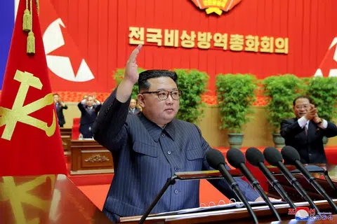朝鲜从官方宣布首起确诊例，至领导人金正恩宣布抗疫胜利，前后不过三个月的时间。（朝鲜中央通信社）