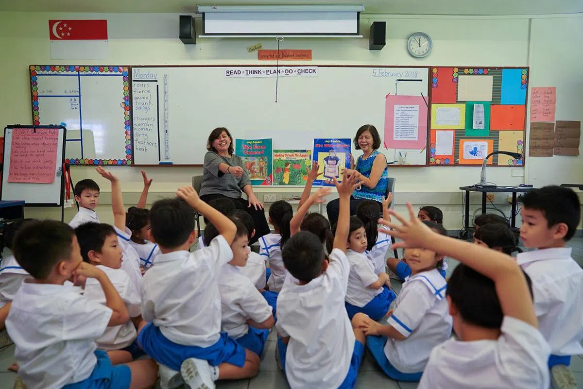 美华小学的听障学生与其他孩子一起上课时，课堂上除了有一名主要的讲课老师，还会有一名懂手语的老师同时进行教学。（海峡时报）