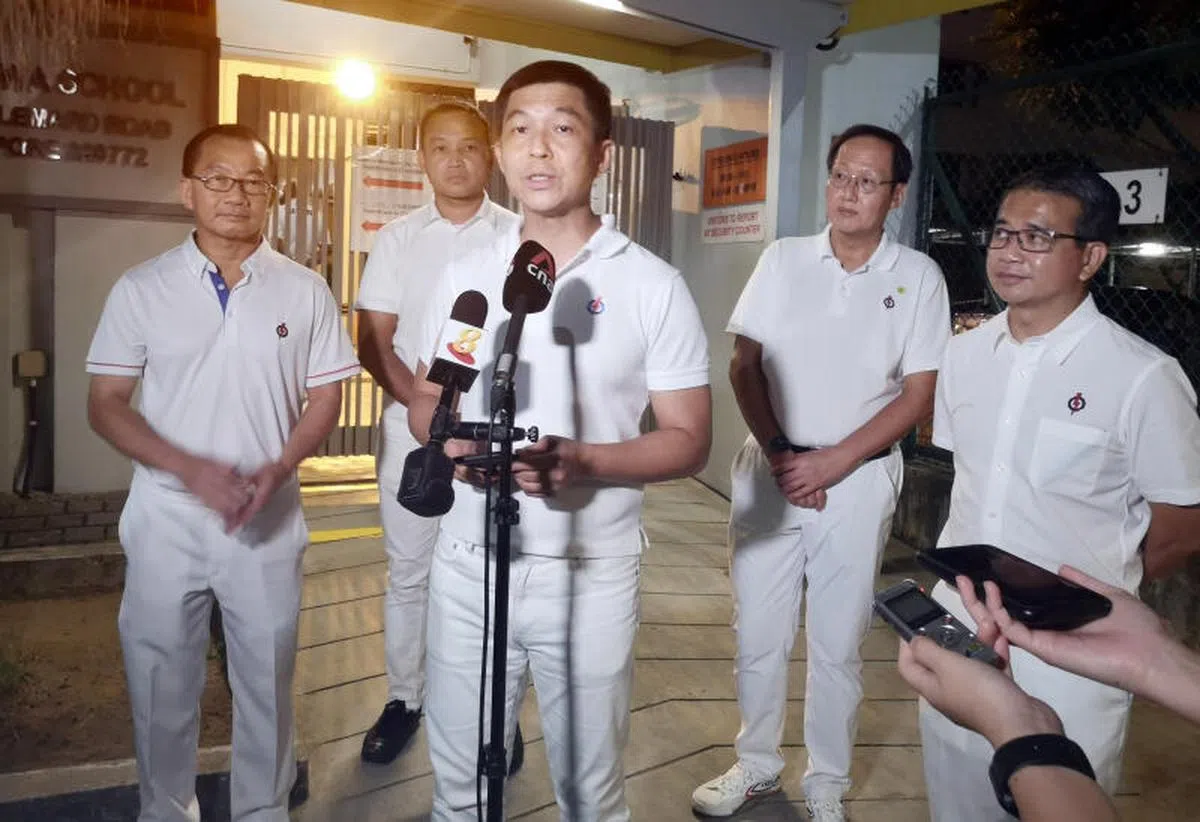  行动党马林百列“五男”团队（左起）：谢健平、阀贺米、陈川仁、陈诗龙医生、唐振辉。（新明日报） 