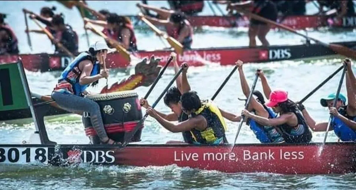 Race2Share组织本地客工一起参加赛龙舟。穿黄色救生衣者为安妮。（安妮提供）