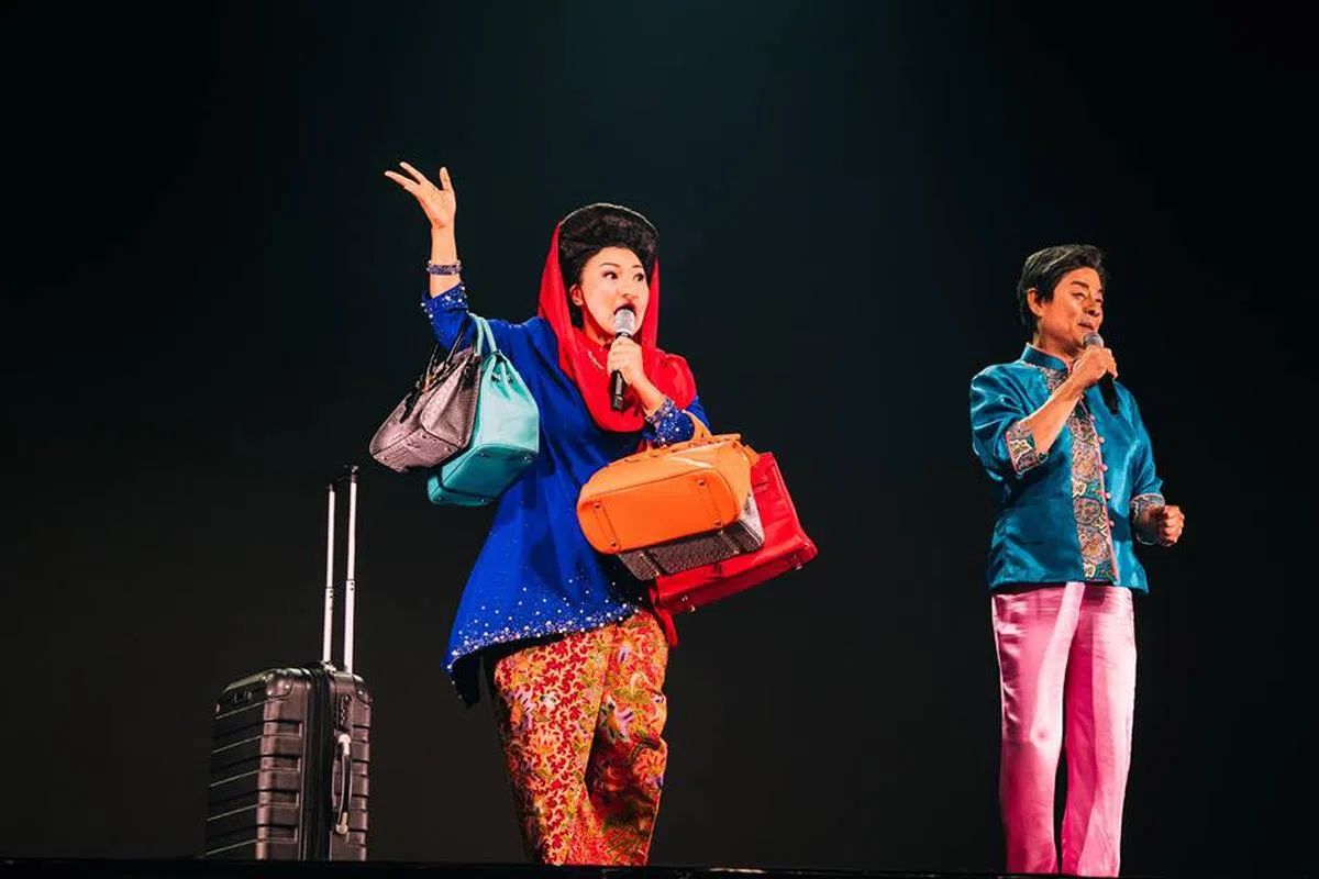  “当晶遇上罗斯玛”让人看了捧腹大笑。王爱仁（Ivan Heng）扮演“晶”（右），Siti Khalijah Zainal扮成罗斯玛（左）。（王爱仁面簿） 